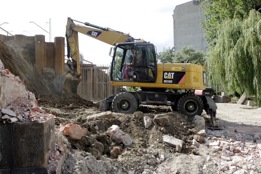 Wrocław: Stawiają betonowe pale pod nowy wiadukt na Grabiszyńskiej (ZDJĘCIA)