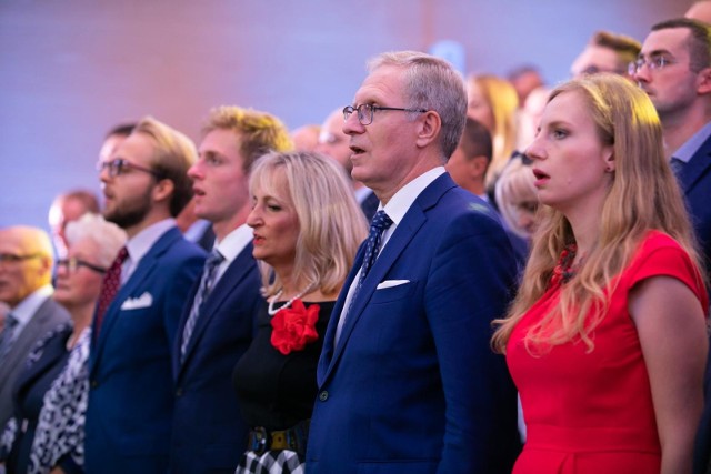 Tomasz Latos w niedzielę oficjalnie zainaugurował swój start w wyborach na prezydenta Bydgoszczy. Konwencja wyborcza odbyła się w Operze Nova. To był pracowity weekend dla polityków PiS z Bydgoszczy. Partia w sobotę zaprezentowała kandydatów na radnych. W 6 okręgach wystartują 43 osoby. Tomasz Latos zapowiedział, że PiS zamierza szanować opozycję w RM Bydgoszczy i współpracować z nią, aby w mieście nie było podziałów politycznych. Komisja Wyborcza oficjalnie zarejestrowała Tomasza Latosa jako kandydata w piątek, 14 września.