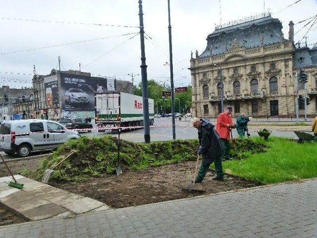 Pracownicy ZZM zrywali wierzchnią warstwę ziemi ze skweru naprzeciwko pałacu Poznańskiego by posadzić tam krzewy i kwiaty.