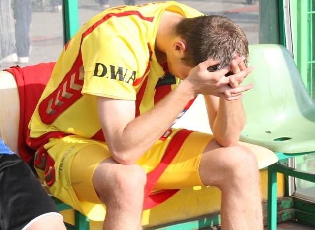 Po meczu w Bełchatowie Piotr Malarczyk z grymasem bólu siedział na ławce rezerwowych. Doznał silnego stłuczenia śródstopia.