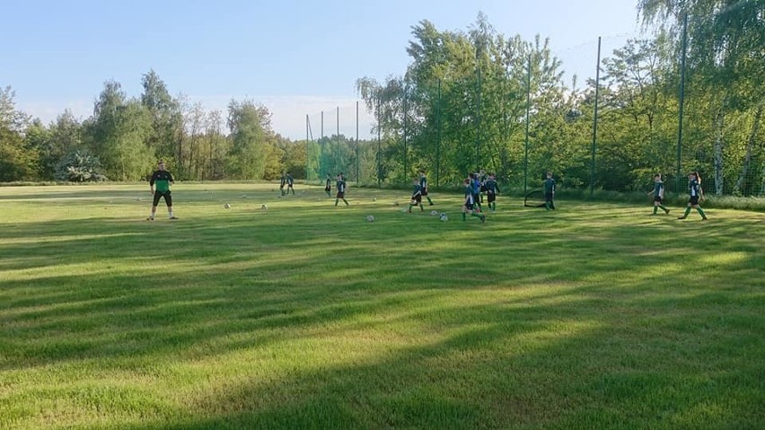 (ZDJĘCIA) Historyczna chwila dla Centrum Radom. Pierwszy trening dzieci na nowym boisku! 