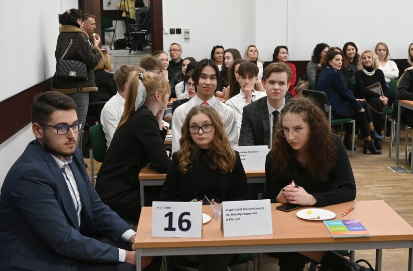 Olimpiada „Warto Wiedzieć Więcej” Zakładu Ubezpieczeń Społecznych w Kielcach. Uczniowie walczą o indeksy szkół wyższych. Zdjęcia