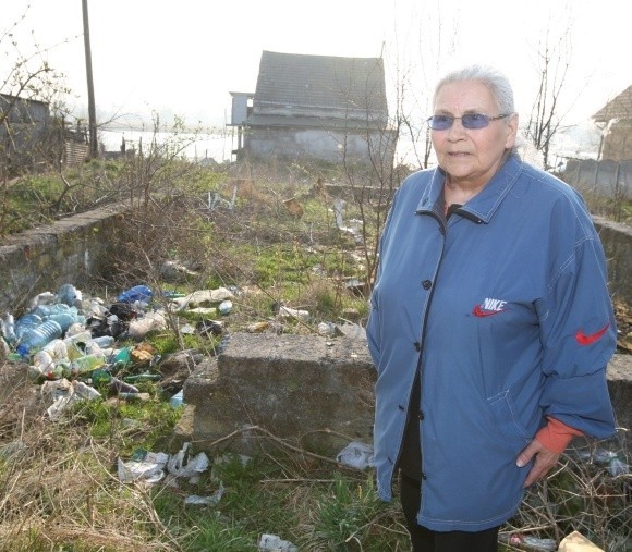 - Dłużej nie wytrzymam. Tak nie można żyć - mówi Henryka Hagaj. - Nie mogę nawet spokojnie wyjrzeć przez okno.