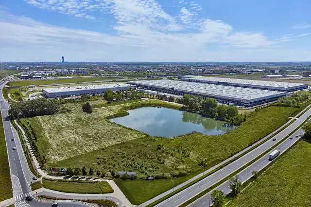 W połowie maja firma Maersk wynajęła 6 207 metrów kwadratowych powierzchni (z czego 414 mkw. to biura) w oddanym niedawno do użytku budynku DC4 Prologis Park Wrocław III przy ul. Granicznej.