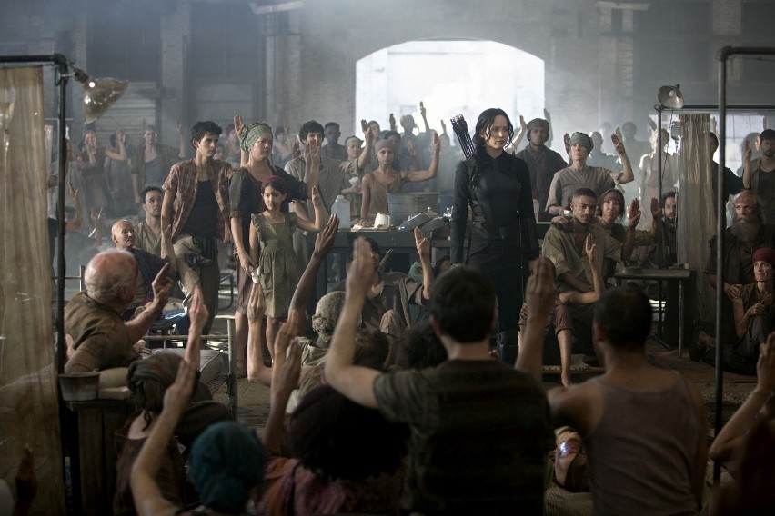 Katniss Everdeen  trafia do Dystryktu 13 po tym jak na...