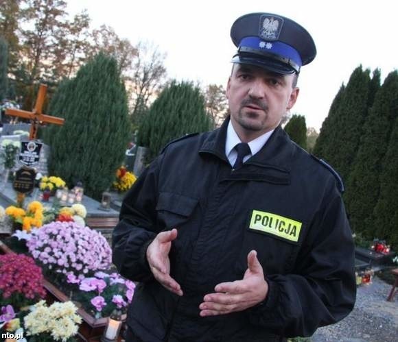 Aspirant Bogusław Dąbkowski: - Szukamy sprawcy bądź sprawców dewastacji grobów w Lewinie Brzeskim.