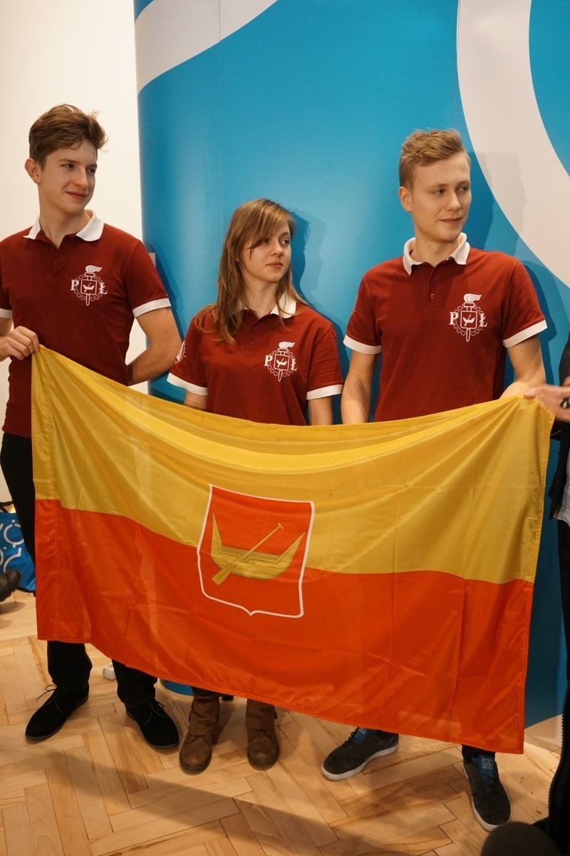 Studenccy żeglarze z łódzką flagą od prezydent Hanny Zdanowskiej [zdjęcia]