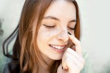 Piegi na twarzy dodają uroku i wdzięku. Jak zrobić naturalnie wyglądające fake freckles? Zobacz proste triki, które Ci w tym pomogą 