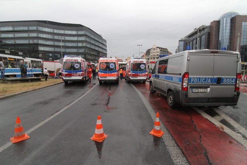 Wypadek autobusu i tramwaju na pl. Dominikańskim. Są ranni