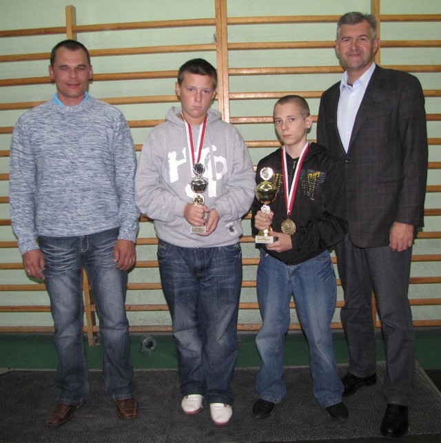 Od lewej stoją: trener Waldemar Pecura, Adrian Maluchnik, Grzegorz Ciborowski oraz prezes klubu Zbigniew Gałązka.