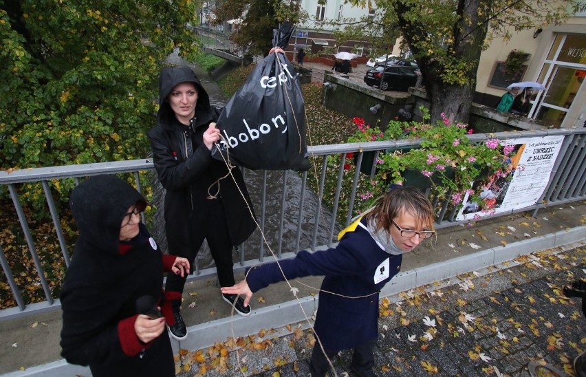 Czarny wtorek, czyli protest pod parasolem w Kielcach [WIDEO, ZDJĘCIA]