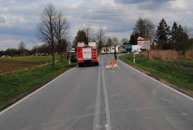 We wtorek przed godz. 15, policjanci zostali poinformowani o zdarzeniu drogowym, do którego doszło przy wyjeździe z Lubaczowa w kierunku Oleszyc. Ze wstępnych ustaleń wynika, że 55-letnia mieszkanka gminy Lubaczów kierująca oplem corsą, jadąc od strony Oleszyc na zakręcie zjechała na przeciwległy pas i zderzyła się z jadącym z naprzeciwka volkswagenem golfem, kierowanym przez 56-letniego mieszkańca gminy Oleszyce. Oboje kierujący z obrażeniami trafili do szpitala, byli trzeźwi. Przez kilka godzin trasa Lubaczów-Oleszyce była zablokowana. Policjanci wyznaczyli objazd.Podczas trwającego postępowania zostaną wyjaśnione dokładne okoliczności tego zdarzenia.