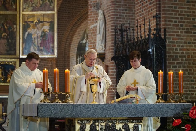 W Wielki Czwartek w katedrze poznańskiej odbędzie się Msza Krzyżma. Podczas niej abp Stanisław Gądecki poświęci oleje chorych i katechumenów. Msza odbędzie się o godz. 10.