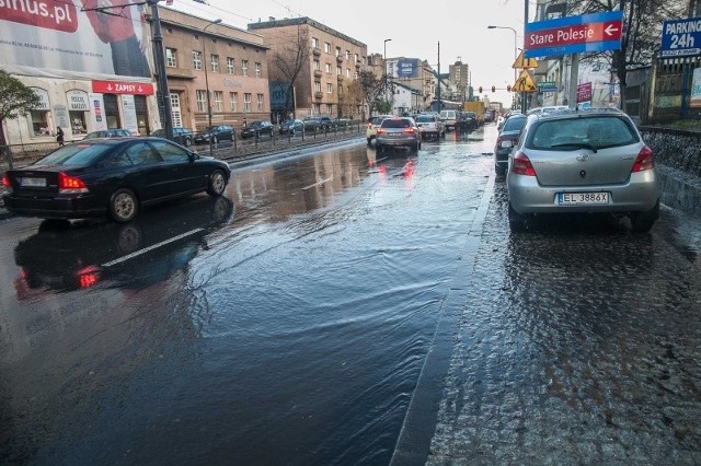 Grad na chodnikach szybko topniał.