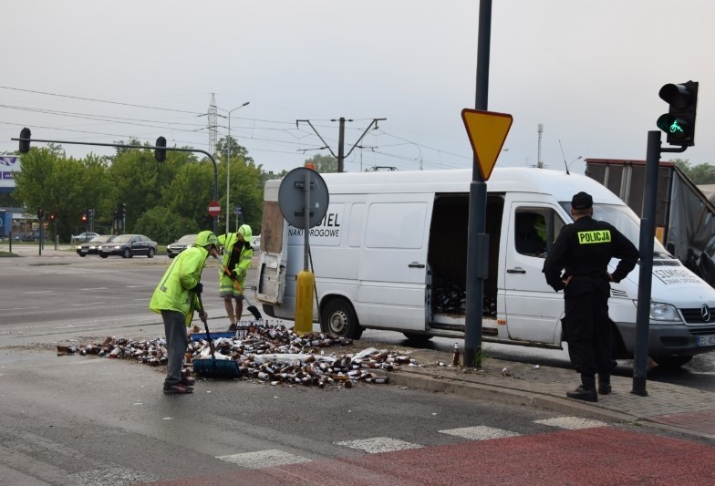 Na al. Włókniarzy piwo (butelki, puszki) wypadło z naczepy tira i zablokowało skrzyżowanie [ZDJĘCIA]