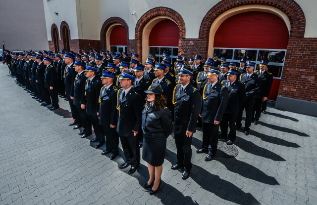 To było wielkie święto strażaków. Dzisiaj na terenie Jednostki Ratowniczo-Gaśniczej nr 1 w Bydgoszczy obchodzono Dzień Strażaka oraz 25-lecie istnienia Państwowej Straży Pożarnej. Podczas uroczystego apelu kilkudziesięciu osobom wręczono odznaczenia i awanse na wyższe stopnie służbowe. Zaproszeni zostali także lokalni samorządowcy i przedstawiciele zaprzyjaźnionych służb oraz instytucji. INFO Z POLSKI - przegląd najciekawszych informacji ostatnich dni w kraju (05-11 maja 2017)