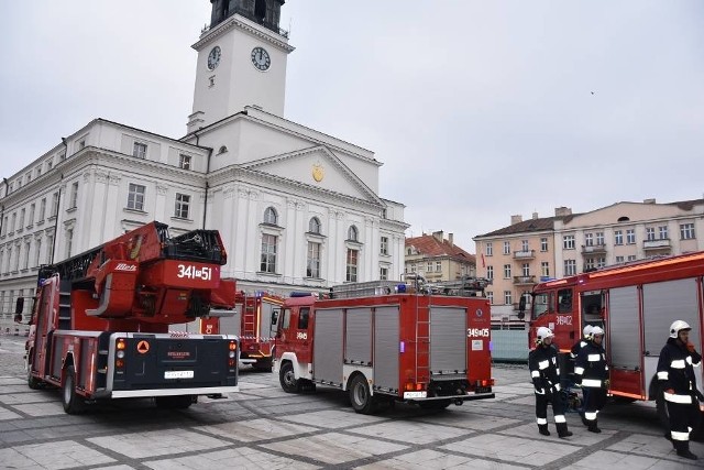 Przed godz. 14.00 do urzędu miasta w Kaliszu przyszedł mail z informacją o podłożonej bombie.Przejdź do kolejnego zdjęcia --->