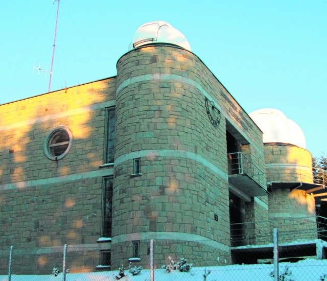 Obserwatorium Astronomiczne na Lubomirze w zimowej scenerii