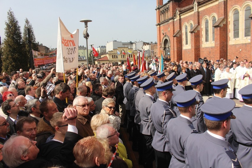 Tablicę pamiątkową ku czci ofiar katastrofy smoleńskiej...