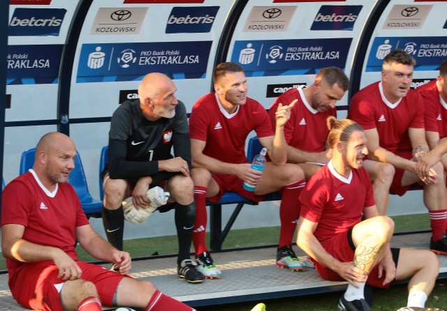 Marcin Robak zagrał w drużynie byłych reprezentantów Polski. Na zdjęciu siedzi obok bramkarza Macieja Szczęsnego