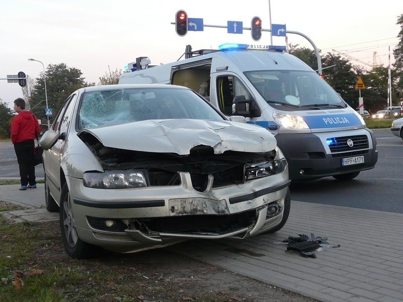 Wypadek motocyklisty. Wjechał na skrzyżowanie na czerwonym świetle