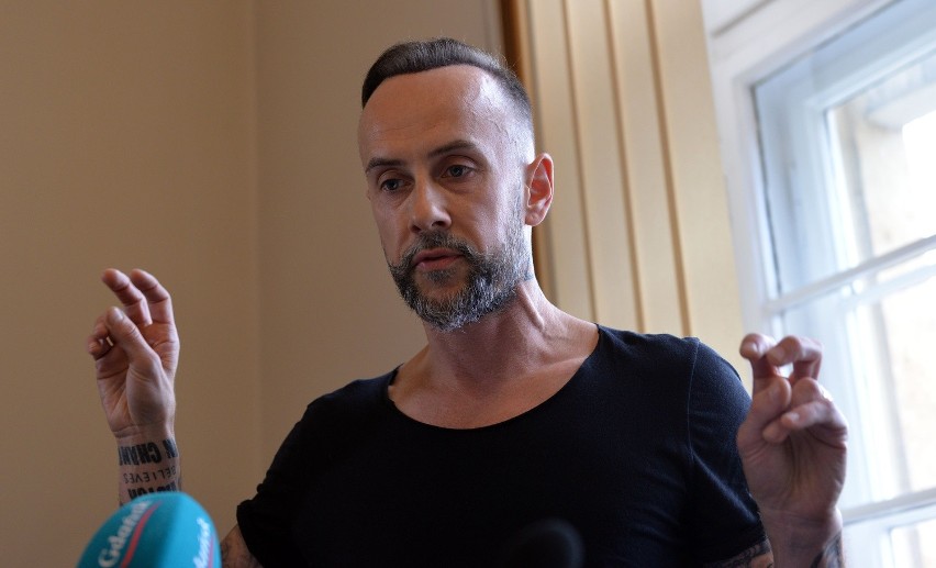 Nergal vs Nowak w sądzie: "Hejt" wytrzymam, ale nie "przestępca" [WIDEO, ZDJĘCIA] 