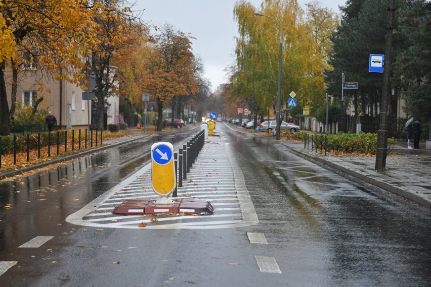 Słupki na środku ulicy Marcelińskiej w Poznaniu...