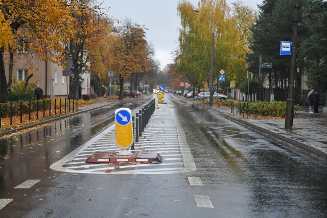 Słupki na środku ulicy Marcelińskiej w Poznaniu uniemożliwiają kierowcom wyprzedzanie autobusu na przystanku. Dzięki nim jednak nie przejadą też w razie potrzeby karetki pogotowia do sąsiedniego szpitala.