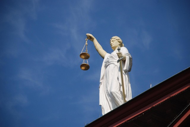 Sąd w Luizjanie zdecyduje, czy zgwałcona odzyska prawo opieki nad swoim dzieckiem i nie będzie musiała płacić alimentów gwałcicielowi.