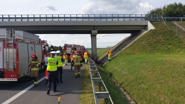 Na razie nie wiadomo, co doprowadziło do wypadku. Na miejscu przez około 2 godziny pracowało 5 zastępów straży pożarnej oraz policjanci z Komisariatu Autostradowego Policji w Krakowie.