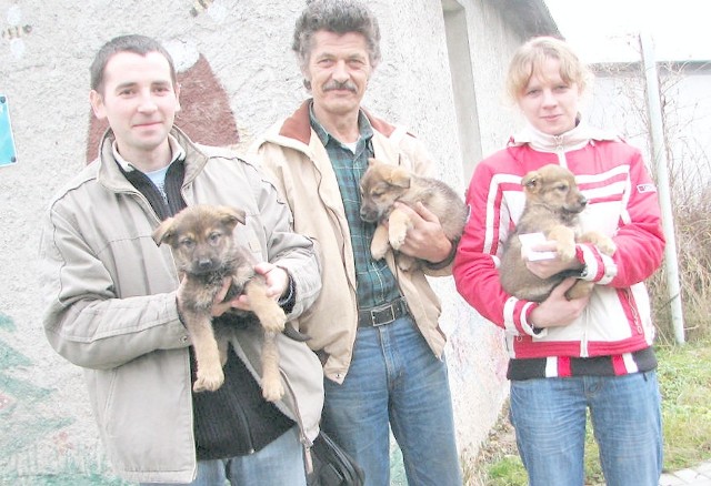 Rafał Waszczuk z Lisewa (od lewej), Zbigniew Sadowski z Rudy i Magdalena Sławińska z Nowej Wsi Królewskiej wczoraj odebrali ze schroniska bezpańskie szczeniaki znalezione w Białym Borze