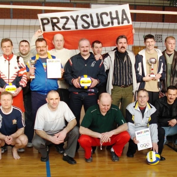 Pamiątkowe zdjęcie drużyn z czołówki szydłowieckiego turnieju.