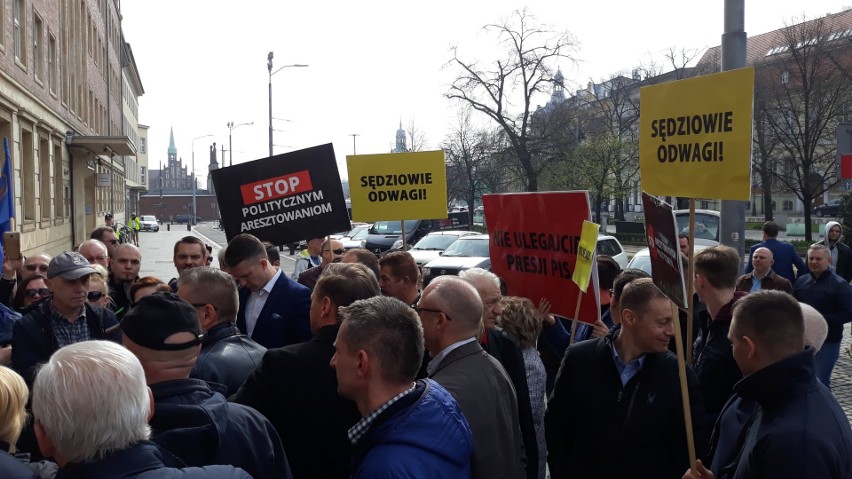 Sprawa aresztu Gawłowskiego. Demonstracja przed sądem w Szczecinie