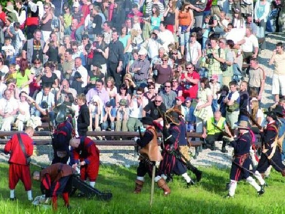 Co roku Zajazd Wysokomazowiecki ściąga tłumy widzów. Organizatorzy za każdym razem odtwarzają różne okresy historyczne, dlatego zawsze można zobaczyć tu coś ciekawego.