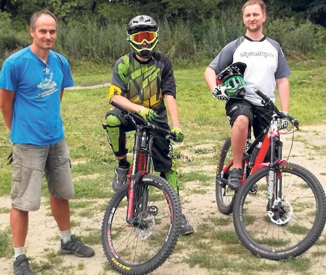 Paweł Tulejko, pan Dawid i Łukasz Dolecki przy torze rowerowym w lasku