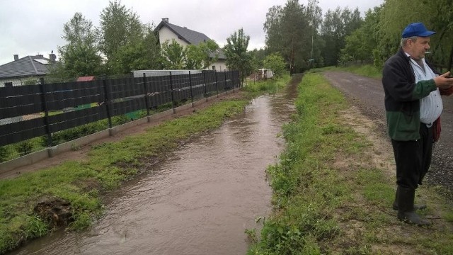 Tarnobrzeskie osiedle Ocice. Woda wypełniła kanał, w przypadku większej jej ilośći istnieje groźba zalania drogi