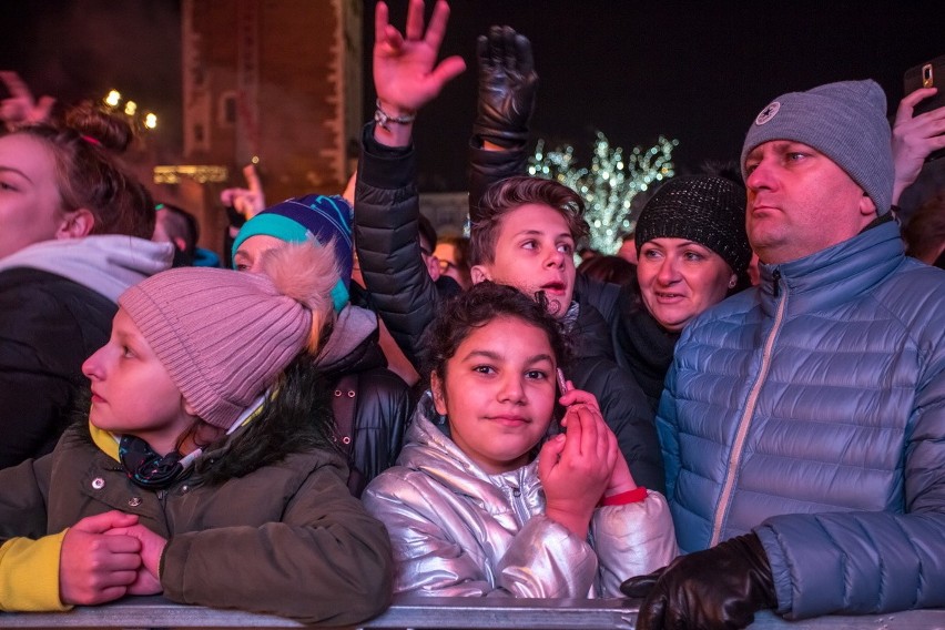 Sylwester w Krakowie 2018: Quebonafide i inni artyści rozgrzali publiczność [ZDJĘCIA]