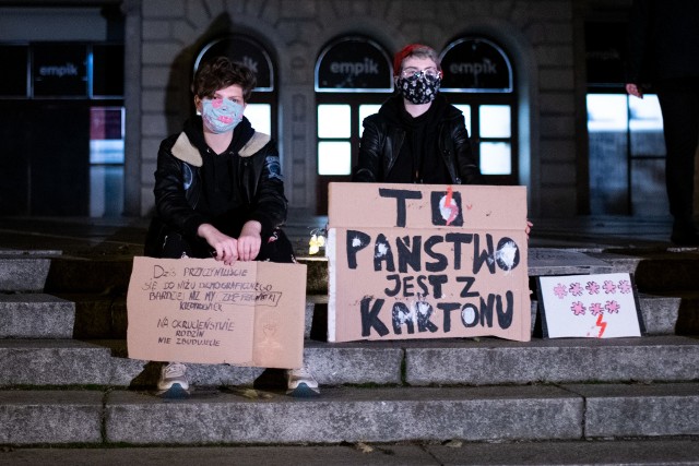W nocy z czwartku na piątek w Poznaniu odbyły się protesty w związku z wyrokiem TK i zaostrzeniem prawa aborcynego. Protesty mają być kontynuowane w kolejnych dniach.