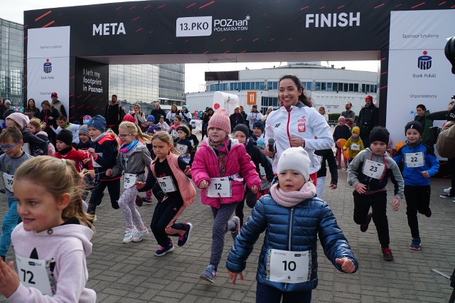 16 października na Międzynarodowych Targach Poznańskich odbyły się biegi dla dzieci – przedsmak niedzielnego półmaratonu. W zawodach mogły wziąć udział roczniki od 2013 do 2016. Każde dziecko otrzymało upominki od PKO oraz Poznańskiego Ośrodka Sportu i Rekreacji. Na mecie czekały też na nich medale. Zobacz zdjęcia --->
