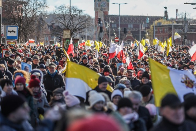 Rzesze gdańszczan na Marszu Wdzięczności Janowi Pawłowi II. Metropolita gdański: "Jest nas bardzo dużo, niemal jak na Zaspie"