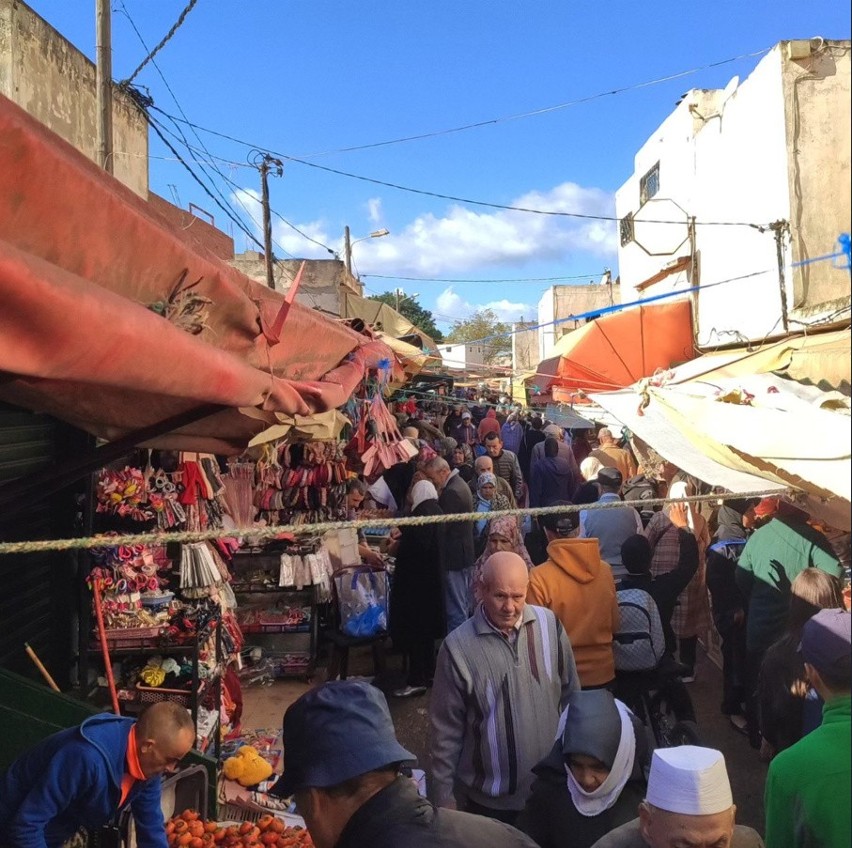 Tłumy ludzi robiących zakupy na targowiskach w Maroku to...