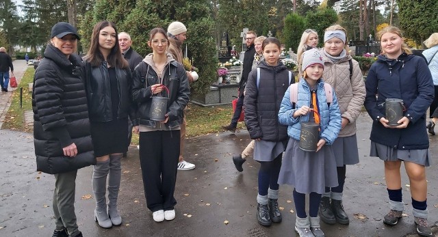 Na kozienickim cmentarzu kwestują między innymi wolontariusze z Zespołu Szkół numer 1 w Kozienicach i harcerze.