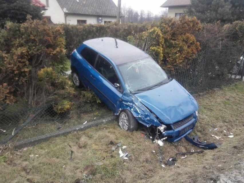 Na ul. Bielskiej w Bulowicach zderzyły się dwa fiaty. Jedna osoba trafiła do szpitala