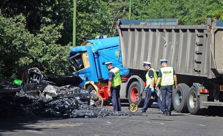 Wypadek w Tychach: Ciężarówka z węglem zmiażdżyła samochód...