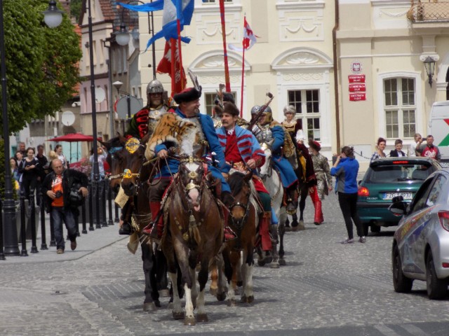 Popis rozpoczęła parada ulicami miasta.