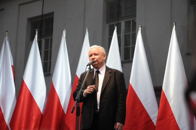 19.04. 2013 krakow..rocznica pogrzeb para prezydencka katastrofa smolensk otwarcie wystawa jaroslaw kaczynski rynek glowny manifestacja krzyz katynski pod wawelem ..n/z: prezes pis jaroslaw kaczynski..fot. adam wojnar/polskapresse/gazeta krakowska