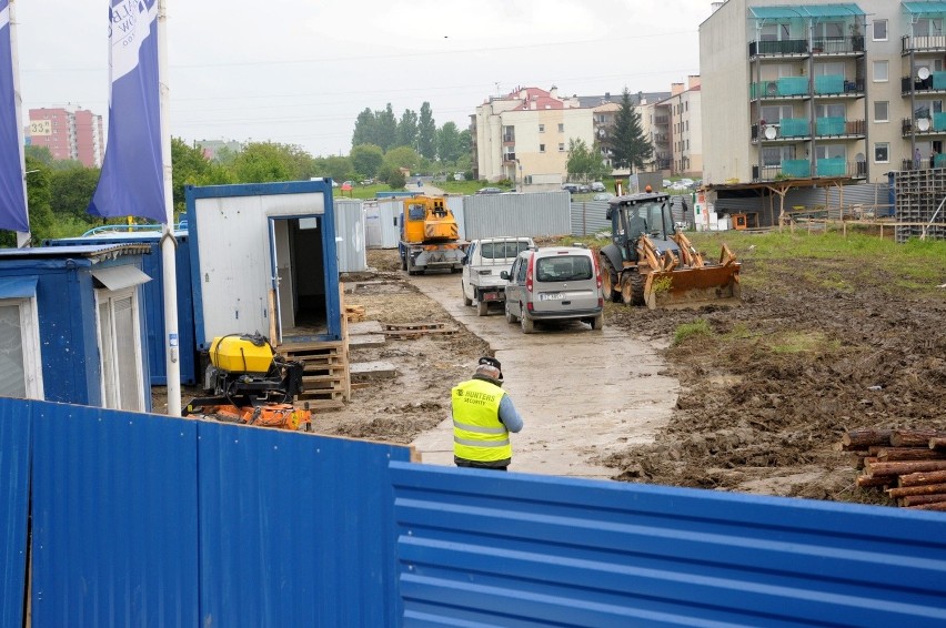 Bunt na budowie przy Domeyki.