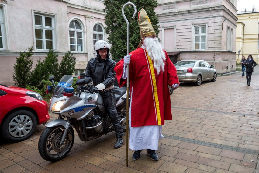 Kraków. Św. Mikołaj odwiedził Szpital Dziecięcy Św. Ludwika [ZDJĘCIA]