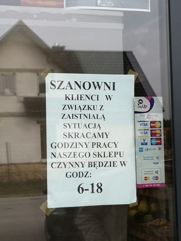 Koronawirus w Pionkach? Kolejki przed sklepami, zmienione godziny ich pracy, limity klientów