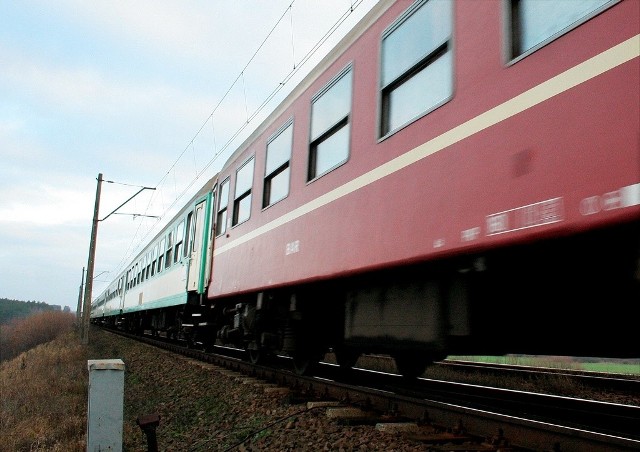 Nie wiadomo skąd mężczyzna wziął się na torach i dlaczego nie zareagował na sygnały dźwiękowe wysyłane przez maszynistę